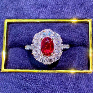Anillo de rubí natural de sangre de paloma de 1.07 quilates con halo de oro de 18 quilates y 51 diamantes de 0.803 quilates, certificado AIGS+NGTC, joyería de lujo, anillo con piedra preciosa. - Product Image 1