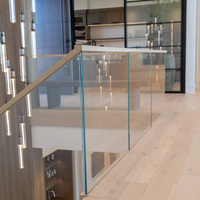 Rampe en verre à design moderne EKOO, garde-corps décoratif pour escaliers, balcons et clôtures, avec profilé en U en aluminium