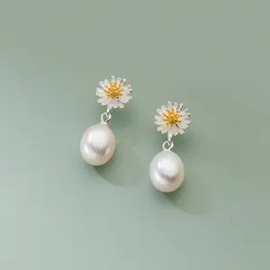 925 Sterling Silver Bunga Daisy Kecil Bentuk Alami Air Tawar Mutiara Liontin Menjuntai Drop Earrings Wanita Perhiasan Anting-Anting