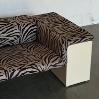 Vente directe usine : Canapé de salon trois places en tissu, style italien minimaliste, design artistique antique avec imprimé cheval tacheté