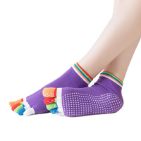 Chaussettes de yoga antidérapantes à pois en PVC à cinq orteils avec logo personnalisé tricoté pour la position du logo de la manchette de la saison d'automne
