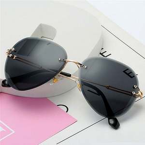 Gafas de Sol de Diseño Personalizado con Logotipo, Lentes de Corte de Lujo, Gafas de Sol para Mujer con Degradado, Protección UV400, Montura Grande, Sin Marco - Product Image 3