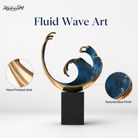 Sculpture d'art métallique moderne abstraite vague océanique fluide en acier inoxydable doré et résine cristalline bleue, fabrication sur mesure