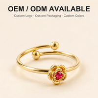Roségold-Plattierter Edelstahlring mit Rotem Labor-Zirkon, Gravierte Blume, Offen Verstellbar, Dünn und Trendy für Damen