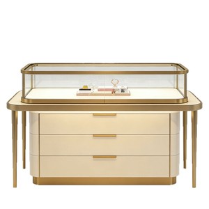 Vitrine de présentation de bijoux de luxe sur mesure avec finition laquée, verre doré et éclairage LED pour salle d'exposition, musée et bijouterie - Product Image 2