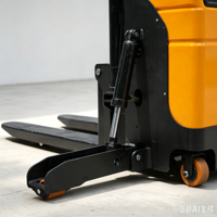 Gerbeur électrique sur palettes SYNGE avec pieds stabilisateurs, capacité 1500kg-2000kg, hauteur de levage 1.6-5.5m, certifié CE