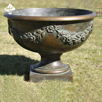 Luxuriöser Gartenpflanzkübel aus Bronzeguss, verzierte Urne für die Dekoration von Terrassen und Villen im Außenbereich