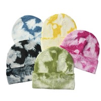 Nieuwe design tie-dye acryl vintage Y2K street beanie met 3D borduurwerk, geleidelijk veranderende gebreide ruitjes, strikjes en fruitmotief.