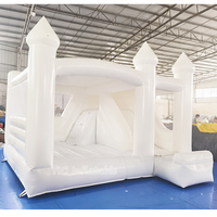 Château gonflable commercial blanc avec toboggan et piscine à balles pour location événementielle
