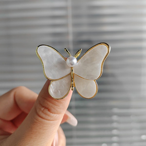 Broche de mariposa blanca, broche de perlas de alta calidad anti-fritilaria y anti-luz, venta al por mayor directa de fábrica. - Product Image 2