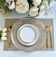 Vente en gros de 13 pouces blanc avec garniture dorée perlée assiettes de présentation de mariage transparentes verre réutilisable PP vaisselle en plastique vaisselle quantité minimale de commande 50pcs