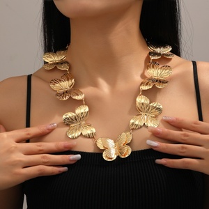Jingciren Boutique European and American trend <b>metal</b> <b>collar</b> golden three-dimensional love shape necklace cross-border best - Product Image 6