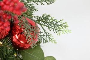 Ventes chaudes, couronne artificielle personnalisée de Noël avec aiguilles de pin, baies rouges, cône de pin et nœud rouge - Product Image 6