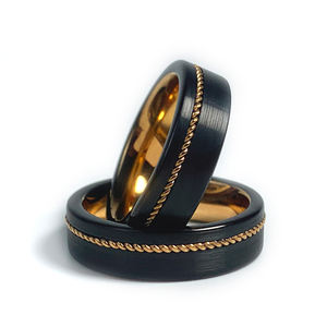 Anillo de carburo de tungsteno negro de oro rosa cepillado de 8mm de moda para hombre de lujo con incrustaciones de cuerdas de guitarra - Product Image 4