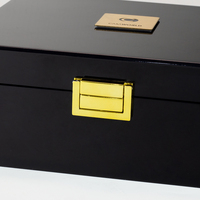 Boîte de présentation en bois MDF laqué noir de luxe personnalisée, boîte cadeau avec logo personnalisé, fermeture métallique, estampage or pour cosmétiques et bijoux