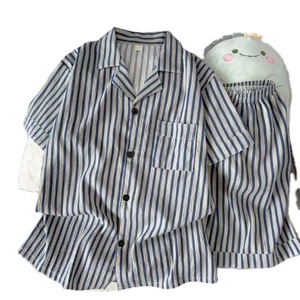 Conjunto de Pijama de Chifón a Rayas Holgado para <span class=keywords><strong>Hombre</strong></span> y Mujer, <span class=keywords><strong>Verano</strong></span> 2026, Manga Corta, Cuello Camisero, Ropa de Dormir, Conjunto Casual de 2 Piezas para Parejas - Product Image 1