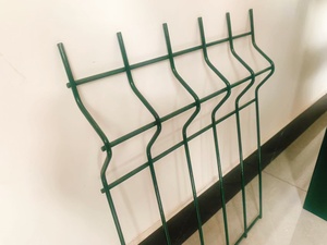 Vente flash Panneau de clôture en treillis métallique incurvé en PVC vert 3D à pliage en V, imperméable et robuste pour clôture ou treillis - Product Image 3