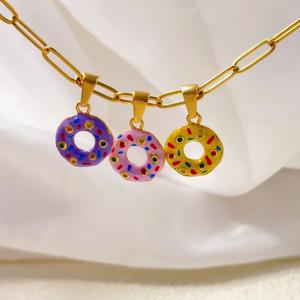 Impermeable 18K chapado en oro collar de acero inoxidable venta al por mayor postre donuts encanto comida accesorio <span class=keywords><strong>Cupcake</strong></span> colgante comida collar - Product Image 2