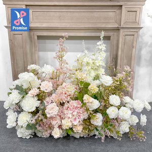 Fila di Fiori Artificiali Best Seller: Rose Bianche, Ortensie Rosa e Piante Verdi per Centrotavola di Matrimoni ed Eventi - Product Image 1