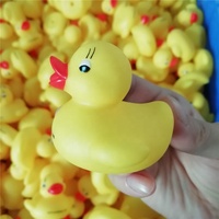 Jouets en plastique en vinyle miniature personnalisés en 3D promotionnels Petits canards en caoutchouc flottants jaunes pour le bain avec logo