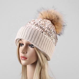 Sombrero de punto acolchado cálido de invierno a la moda para mujer con puño y Pompón de piel de mapache auténtica extraíble STOCK AL POR MAYOR - Product Image 4
