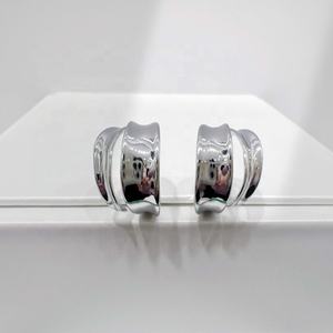 Pendientes de aro tipo huggie de plata de ley 925 al por mayor, chapados en oro, con circonitas de colores, estilo hip hop y western, de lujo y a la moda. - Product Image 5