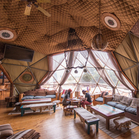 Tente d'hôtel de luxe en forme d'igloo, dôme géodésique pour glamping avec véranda triangulaire