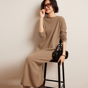 Abito Invernale in Cashmere Lavorato a Maglia, Elegante Vestito da Donna con Collo Tondo e Maniche Lunghe - Product Image 1