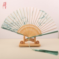 Éventail pliant artisanal en bambou de style ancien vert avec motif papillon pour la danse Hanfu Cheongsam personnalisée
