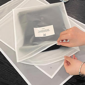 ถุงพลาสติกขัดเงาสำหรับบรรจุภัณฑ์เสื้อผ้าสตรีจากร้านเสื้อผ้าระดับไฮเอนด์ - Product Image 1