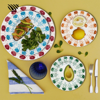 Service de vaisselle en porcelaine fine avec incrustations dorées florales, assiettes imprimées multicolores faites à la main pour les événements et les dîners de mariage et la décoration