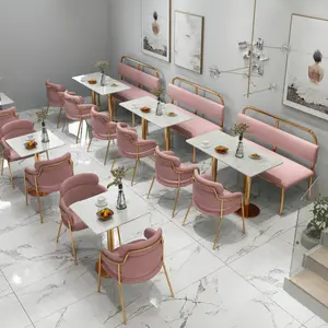 Bancada de mármore dourado luxuoso, cadeiras de mesa de metal dourado para assento, restaurante, veludo, café rosa