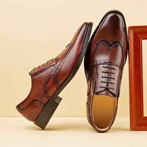 Chaussures habillées élégantes pour hommes en cuir de vache véritable, style brogue derby, faites à la main, à bout pointu et semelle plate - Product Image 5