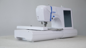 Machine à coudre et à broder domestique portable informatisée haute vitesse à point de chaînette plate VMA V-EM-S5 à une aiguille, nouvelle génération - Product Image 2