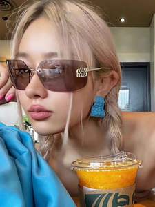 2025 nuevas <span class=keywords><strong>gafas</strong></span> <span class=keywords><strong>de</strong></span> sol sin marco <span class=keywords><strong>de</strong></span> Metal <span class=keywords><strong>de</strong></span> moda transfronterizas para mujer lentes curvas producto <span class=keywords><strong>de</strong></span> gran oferta precio barato - Product Image 5