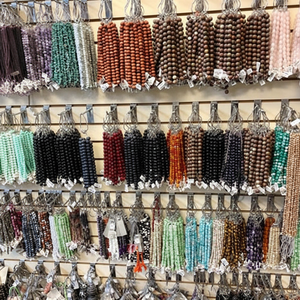 Tous les types de pierres précieuses mélangées Lot de 100 brins Perles de fabrication de bijoux en vrac Pierre précieuse de guérison Prix de gros - Product Image 1