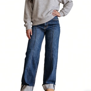 Jean large pour femme en denim bleu clair, coupe droite décontractée avec ourlet retroussé, tendance - Product Image 4