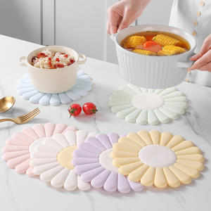 تصميم حديث وإبداعي جديد من سيليكون زهرة ديزي تريفيتس مستديرة صانعة للمنزل أو للبيع بالجملة للأطباق الساخنة - Product Image 1