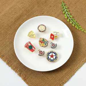 Ve Áo <span class=keywords><strong>Pin</strong></span> Nhà Sản Xuất 2025 Thiết Kế Mới Huy Hiệu Kim Loại Thủ Công Dễ Thương Cứng Men Kim Loại Pins Cho Quần Áo - Product Image 3