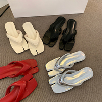 Magnifiques sandales de plage argentées pour femmes, tenues d'été 2025, nouvelle collection, tongs plates style queue de cochon, légères et confortables