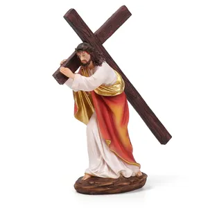 Fabbrica all'ingrosso cattolica resina religiosa ornamenti croce figurina gesus che porta la statua del crocifisso