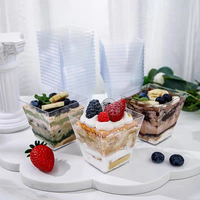 Voedselveilige transparante vierkante PS mousse cakebekers met deksels, wegwerpbaar, met schuine rand voor tiramisu en gelaagde desserts