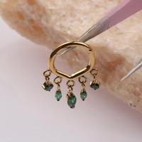 Anneau de septum à suspension en zircon émeraude, clicker articulé en titane ASTM F136 plaqué or PVD pour septum, daith, cartilage, bijou corporel de mariage