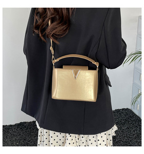 <span class=keywords><strong>Sac</strong></span> à main de luxe pour <span class=keywords><strong>femme</strong></span> avec accent métallique en V, nouvelle mode, 10 couleurs, <span class=keywords><strong>sac</strong></span> à <span class=keywords><strong>bandoulière</strong></span> avec poignée supérieure - Product Image 5
