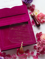 Invitation de mariage en boîte de velours rose fuchsia de luxe feuille d'or monogramme papier plexi matériel gland Invitations en boîte de qualité supérieure