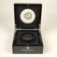 Boîte à montre en bois avec texture carbone brillante, coussin en cuir noir, fenêtre transparente, logo personnalisé pour le rangement de montres de luxe, emballage cadeau