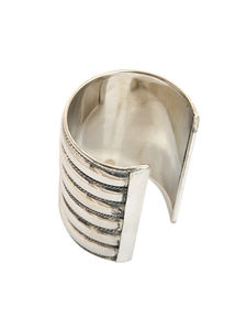 Bracelet manchette moderne plaqué argent pour femme, ajustable, ouvert, élégant, bijou de créateur, idéal pour les soirées, cadeau - Product Image 3