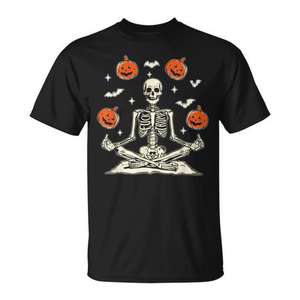 Camiseta de Halloween con diseño de esqueleto, color negro, talla mediana, diseño de calabazas y murciélagos en pose de yoga - Product Image 1