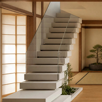Escalier flottant sur mesure avec garde-corps en verre, marches en blocs blancs, escalier suspendu pour maison moderne
