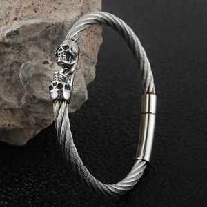 Pulsera de calavera de acero de titanio para hombres y mujeres, estilo punk minimalista, diseño de cable de acero inoxidable 280711 - Product Image 3